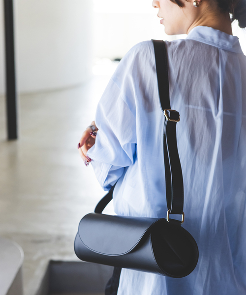 AULENTTI(オウレンティ)の「AULENTTI/オウレンティ 筒形レザーバッグ(ショルダーバッグ・レディース・ブラック/ベージュ・FREE)」の13枚目の写真