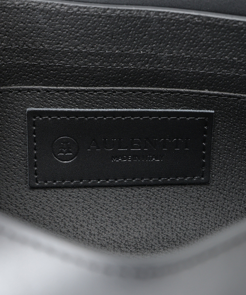 AULENTTI(オウレンティ)の「AULENTTI/オウレンティ 筒形レザーバッグ(ショルダーバッグ・レディース・ブラック/ベージュ・FREE)」の5枚目の写真
