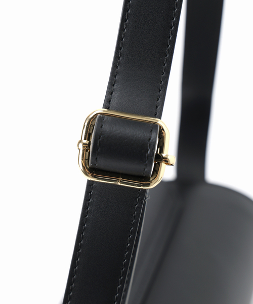 AULENTTI(オウレンティ)の「AULENTTI/オウレンティ 筒形レザーバッグ(ショルダーバッグ・レディース・ブラック/ベージュ・FREE)」の4枚目の写真