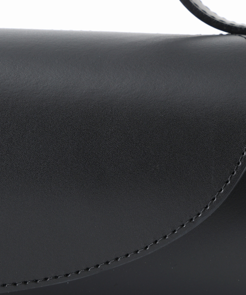 AULENTTI(オウレンティ)の「AULENTTI/オウレンティ 筒形レザーバッグ(ショルダーバッグ・レディース・ブラック/ベージュ・FREE)」の14枚目の写真