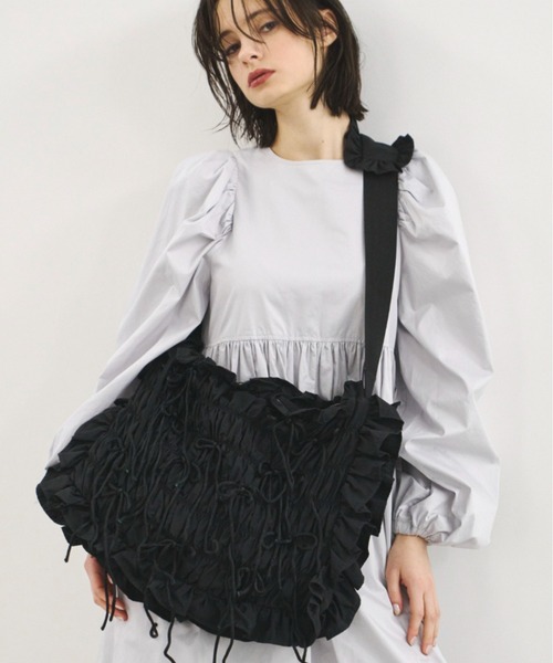 PERNA(ペルナ)の「リボンピローショルダーバッグ(トートバッグ・レディース・ブラック/ホワイト・FREE)」の2枚目の写真