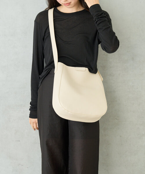 BIRTHDAY BAR（バースデイバー）の「シュリンクフェイクレザーラウンドショルダーバッグ（トートバッグ・レディース・ブラック/サンドベージュ/アイボリー・0）」の4枚目の写真