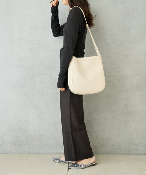 BIRTHDAY BAR（バースデイバー）の「シュリンクフェイクレザーラウンドショルダーバッグ（トートバッグ・レディース・ブラック/サンドベージュ/アイボリー・0）」の6枚目の写真