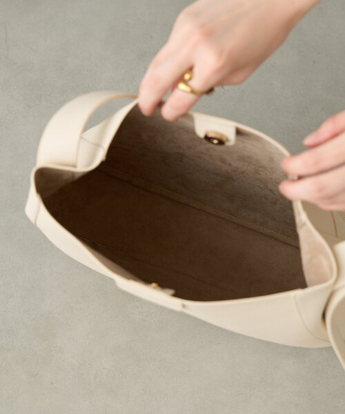 BIRTHDAY BAR（バースデイバー）の「シュリンクフェイクレザーラウンドショルダーバッグ（トートバッグ・レディース・ブラック/サンドベージュ/アイボリー・0）」の9枚目の写真