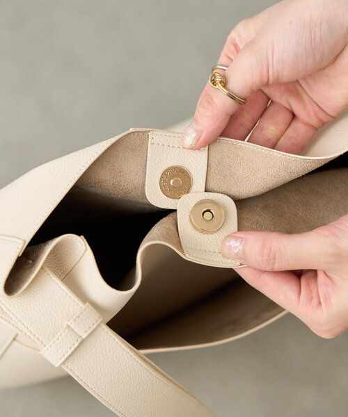 BIRTHDAY BAR（バースデイバー）の「シュリンクフェイクレザーラウンドショルダーバッグ（トートバッグ・レディース・ブラック/サンドベージュ/アイボリー・0）」の10枚目の写真