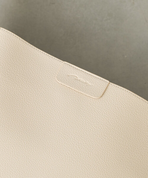 BIRTHDAY BAR（バースデイバー）の「シュリンクフェイクレザーラウンドショルダーバッグ（トートバッグ・レディース・ブラック/サンドベージュ/アイボリー・0）」の11枚目の写真