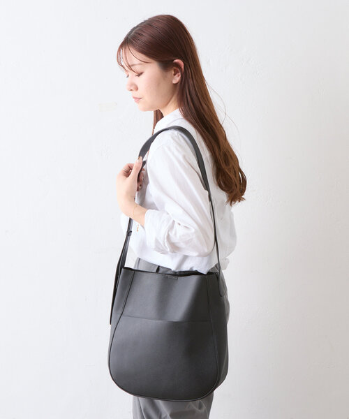 BIRTHDAY BAR（バースデイバー）の「シュリンクフェイクレザーラウンドショルダーバッグ（トートバッグ・レディース・ブラック/サンドベージュ/アイボリー・0）」の15枚目の写真