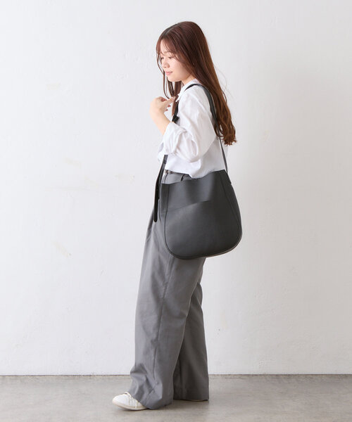 BIRTHDAY BAR（バースデイバー）の「シュリンクフェイクレザーラウンドショルダーバッグ（トートバッグ・レディース・ブラック/サンドベージュ/アイボリー・0）」の20枚目の写真