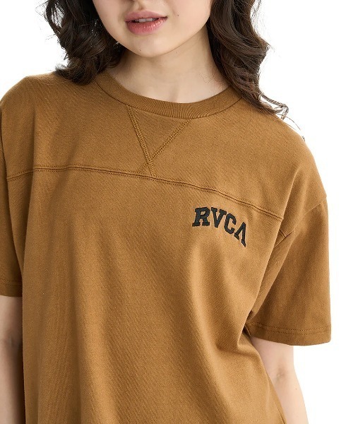 RVCA(ルーカ)の「RVCA レディース ARCH RVCA LOOSE FIT ST Tシャツ 【2025年夏モデル】/ルーカカレッジロゴバックプリント半袖Tシャツ(Tシャツ/カットソー・レディース・ブラウン系その他/ホワイト/ブラック・LARGE/SMALL/MEDIUM)」の3枚目の写真