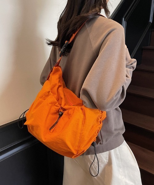 Teem Store(チームストア)の「【大容量】ナイロンドロストシャーリングスクエアショルダーバッグ(ショルダーバッグ・レディース・オレンジ/ブラック/グレー/ホワイト・F)」の4枚目の写真