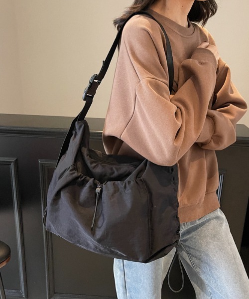 Teem Store(チームストア)の「【大容量】ナイロンドロストシャーリングスクエアショルダーバッグ(ショルダーバッグ・レディース・オレンジ/ブラック/グレー/ホワイト・F)」の3枚目の写真