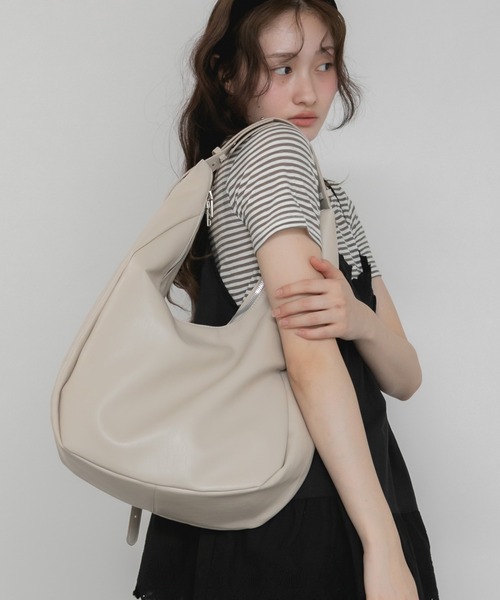 HEILIS(ヘイリス)の「2WAYホーボーバッグ / 大容量 ハンドバッグ ハーフムーンバッグ ペットボトル収納 ワンハンドル ファスナー 通勤 通学 2WAY ショルダー トート 韓国 カジュアル きれいめ オフィスカジュアル(ショルダーバッグ・レディース・アイボリー/ブラック・FREE)」の12枚目の写真