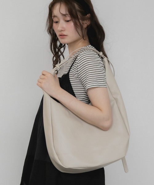 HEILIS(ヘイリス)の「2WAYホーボーバッグ / 大容量 ハンドバッグ ハーフムーンバッグ ペットボトル収納 ワンハンドル ファスナー 通勤 通学 2WAY ショルダー トート 韓国 カジュアル きれいめ オフィスカジュアル(ショルダーバッグ・レディース・アイボリー/ブラック・FREE)」の13枚目の写真