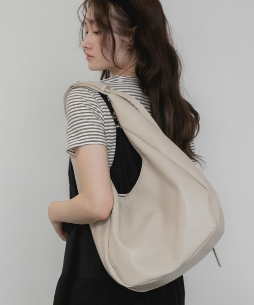 HEILIS(ヘイリス)の「2WAYホーボーバッグ / 大容量 ハンドバッグ ハーフムーンバッグ ペットボトル収納 ワンハンドル ファスナー 通勤 通学 2WAY ショルダー トート 韓国 カジュアル きれいめ オフィスカジュアル(ショルダーバッグ・レディース・アイボリー/ブラック・FREE)」の14枚目の写真
