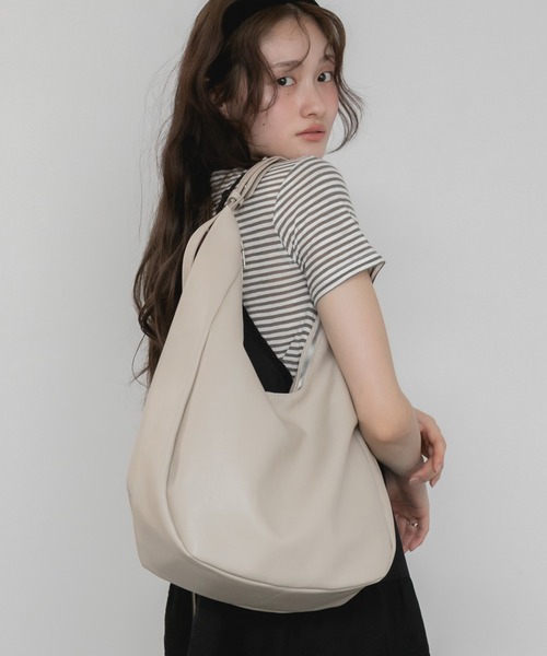 HEILIS(ヘイリス)の「2WAYホーボーバッグ / 大容量 ハンドバッグ ハーフムーンバッグ ペットボトル収納 ワンハンドル ファスナー 通勤 通学 2WAY ショルダー トート 韓国 カジュアル きれいめ オフィスカジュアル(ショルダーバッグ・レディース・アイボリー/ブラック・FREE)」の15枚目の写真