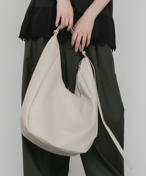 HEILIS(ヘイリス)の「2WAYホーボーバッグ / 大容量 ハンドバッグ ハーフムーンバッグ ペットボトル収納 ワンハンドル ファスナー 通勤 通学 2WAY ショルダー トート 韓国 カジュアル きれいめ オフィスカジュアル(ショルダーバッグ・レディース・アイボリー/ブラック・FREE)」の16枚目の写真
