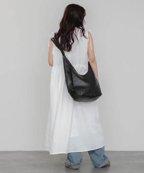 HEILIS(ヘイリス)の「2WAYホーボーバッグ / 大容量 ハンドバッグ ハーフムーンバッグ ペットボトル収納 ワンハンドル ファスナー 通勤 通学 2WAY ショルダー トート 韓国 カジュアル きれいめ オフィスカジュアル(ショルダーバッグ・レディース・アイボリー/ブラック・FREE)」の11枚目の写真