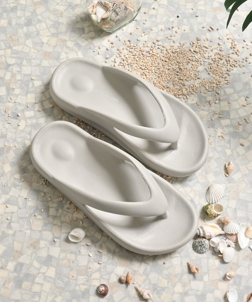 Honeys（ハニーズ）の「軽量トングサンダル（サンダル・レディース・ライトグレー系/アイボリー/ブラック・L/M/S）」の2枚目の写真