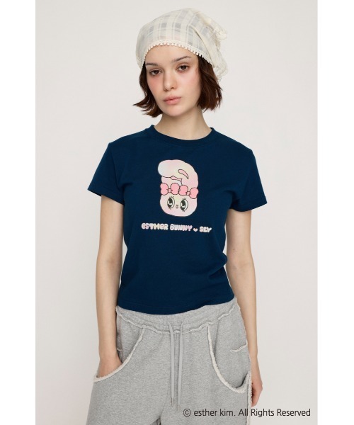 SLY(スライ)の「Esther Bunny x SLY PRINT T/SH エスターバニー スライ プリント Tシャツ 半袖 夏服(Tシャツ/カットソー・レディース・ネイビー/ホワイト・FREE)」の2枚目の写真