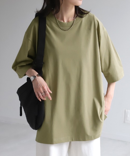 HUG.U(ハグユー)の「「体感 -2℃ !?」 接触冷感Tシャツ(Tシャツ/カットソー・レディース・ブラック/グレイッシュベージュ/オリーブ/ホワイト/ライトグレー/モスグリーン/レッド/ライトイエロー/ナチュラル/グレイッシュブルー・M/L)」の6枚目の写真