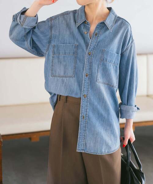 Spick & Span（スピックアンドスパン）の「《追加》ライトオンスデニムシャツ（シャツ/ブラウス・レディース・ブルー系その他/サックスブルー/ベージュ・FREE）」の6枚目の写真