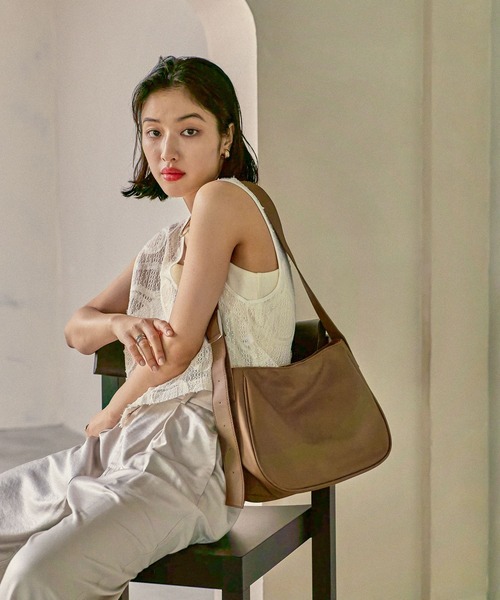 LEPSIM（レプシィム）の「フェイクレザーラウンドミドルバッグ　570605（ショルダーバッグ・レディース・ブラック/チャコールグレー/ベージュ・ONE SIZE）」の3枚目の写真