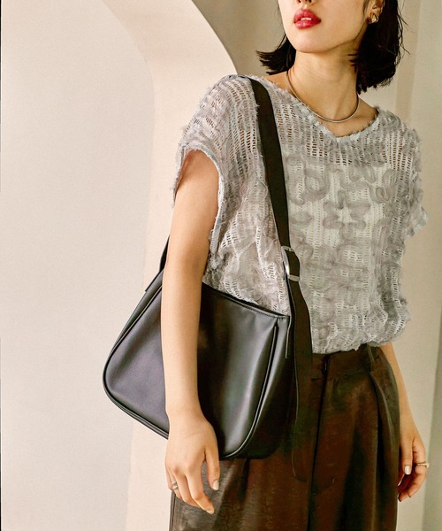 LEPSIM（レプシィム）の「フェイクレザーラウンドミドルバッグ　570605（ショルダーバッグ・レディース・ブラック/チャコールグレー/ベージュ・ONE SIZE）」の2枚目の写真