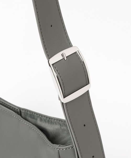 LEPSIM（レプシィム）の「フェイクレザーラウンドミドルバッグ　570605（ショルダーバッグ・レディース・ブラック/チャコールグレー/ベージュ・ONE SIZE）」の10枚目の写真