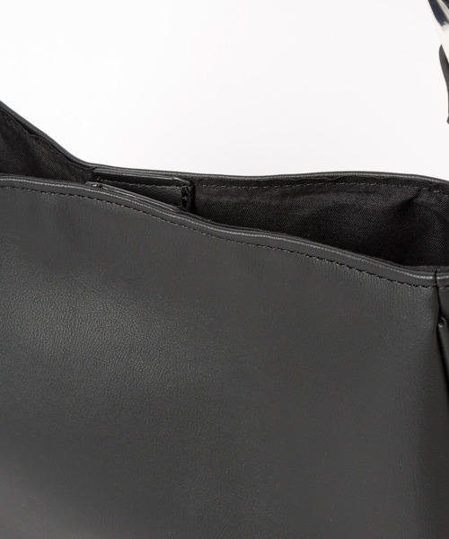 LEPSIM（レプシィム）の「フェイクレザーラウンドミドルバッグ　570605（ショルダーバッグ・レディース・ブラック/チャコールグレー/ベージュ・ONE SIZE）」の16枚目の写真