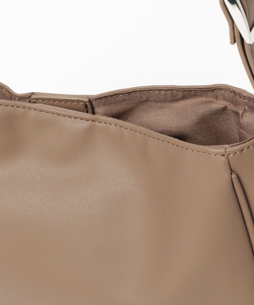 LEPSIM（レプシィム）の「フェイクレザーラウンドミドルバッグ　570605（ショルダーバッグ・レディース・ブラック/チャコールグレー/ベージュ・ONE SIZE）」の18枚目の写真