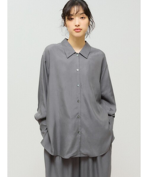 MIDIUMISOLID(ミディウミソリッド)の「MIDIUMISOLID for Ladies リラックスキュプラシャツ(シャツ/ブラウス・レディース・チャコールグレー/ブラック/ブラウン・FREE)」の2枚目の写真