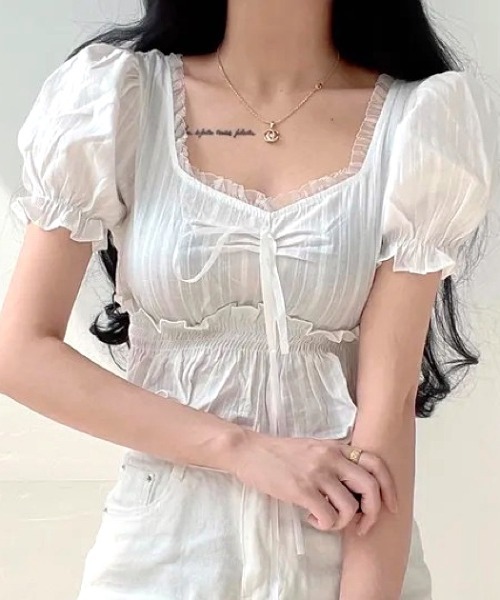 SHEENA(シーナ)の「パフスリーブギャザーフリルショート丈トップス(Tシャツ/カットソー・レディース・ブラック/ホワイト・M)」の2枚目の写真
