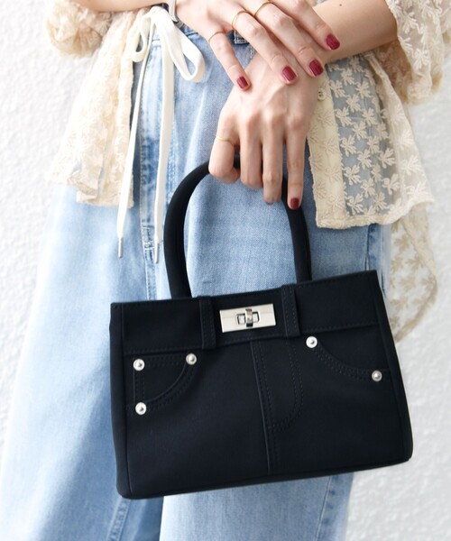 SHIPS（シップス）の「【WEB限定】2WAY ひねり 金具 ポケット バッグ（ハンドバッグ・レディース・ブラック/ブラウン/ベージュ・ONE SIZE）」の4枚目の写真