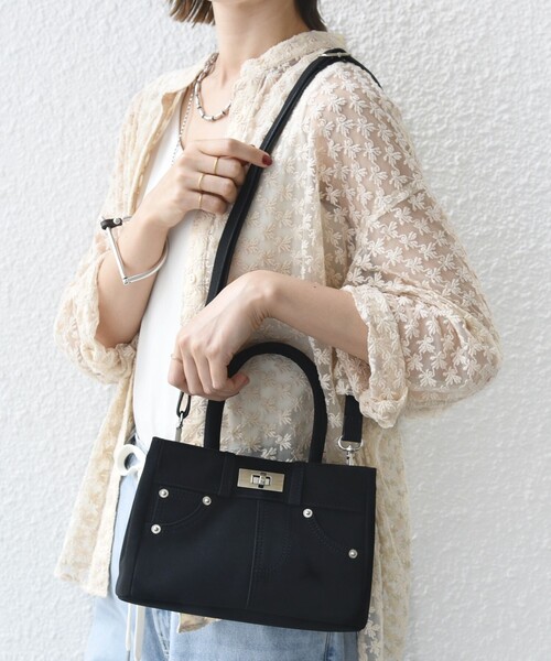 SHIPS（シップス）の「【WEB限定】2WAY ひねり 金具 ポケット バッグ（ハンドバッグ・レディース・ブラック/ブラウン/ベージュ・ONE SIZE）」の7枚目の写真