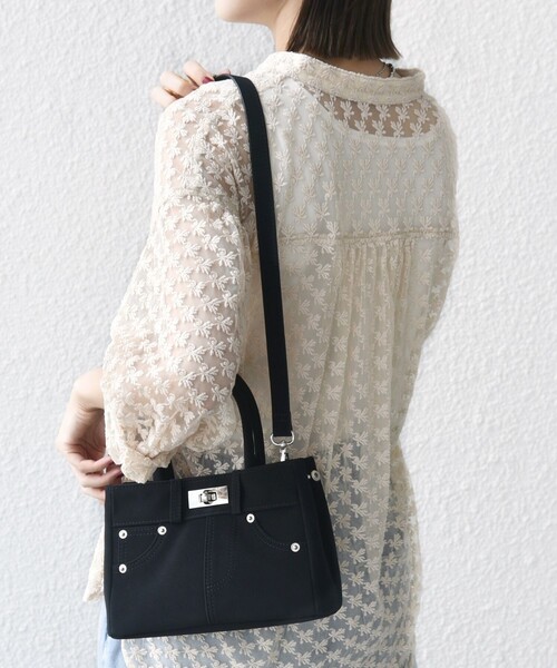 SHIPS（シップス）の「【WEB限定】2WAY ひねり 金具 ポケット バッグ（ハンドバッグ・レディース・ブラック/ブラウン/ベージュ・ONE SIZE）」の8枚目の写真