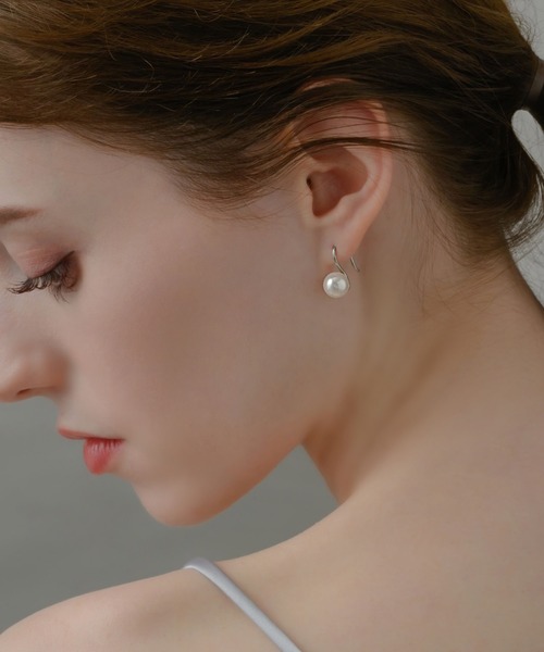 muku(ムク)の「PIERCE/CURVE PEARL(ピアス(両耳用)・レディース・シルバー/ゴールド・FREE)」の1枚目の写真