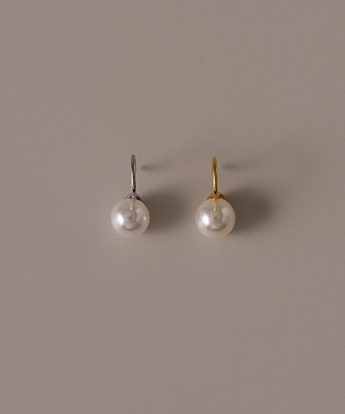 muku(ムク)の「PIERCE/CURVE PEARL(ピアス(両耳用)・レディース・シルバー/ゴールド・FREE)」の4枚目の写真