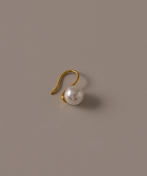 muku(ムク)の「PIERCE/CURVE PEARL(ピアス(両耳用)・レディース・シルバー/ゴールド・FREE)」の3枚目の写真