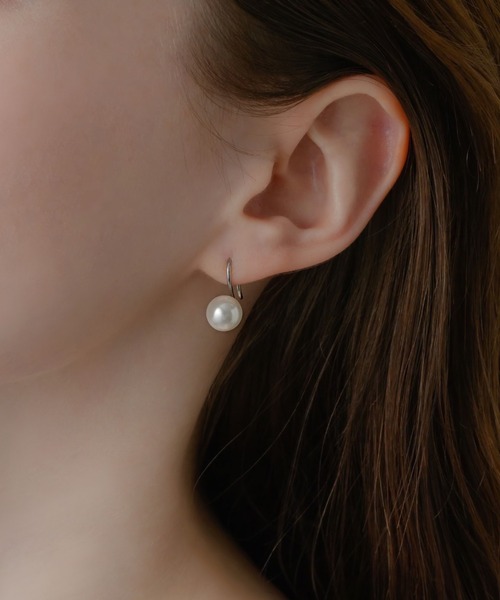 muku(ムク)の「PIERCE/CURVE PEARL(ピアス(両耳用)・レディース・シルバー/ゴールド・FREE)」の6枚目の写真