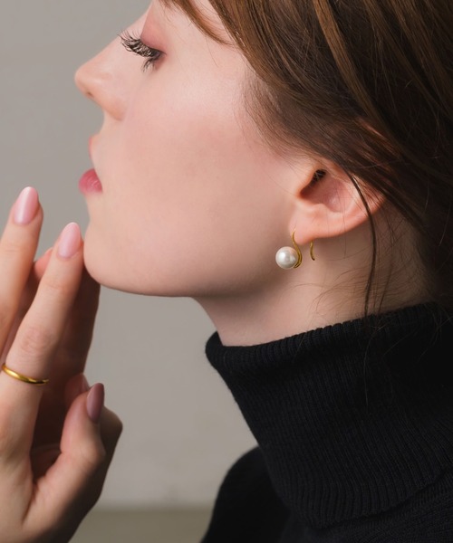 muku(ムク)の「PIERCE/CURVE PEARL(ピアス(両耳用)・レディース・シルバー/ゴールド・FREE)」の10枚目の写真