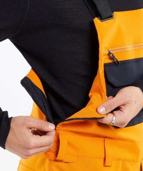 VOLCOM（ボルコム）の「【VOLCOM/ボルコム】 Mens Roan Bib Overalls /スキースノーボードビブパンツ（その他パンツ・メンズ・ゴールド/ブラック・MEDIUM/LARGE/X-LARGE）」の13枚目の写真