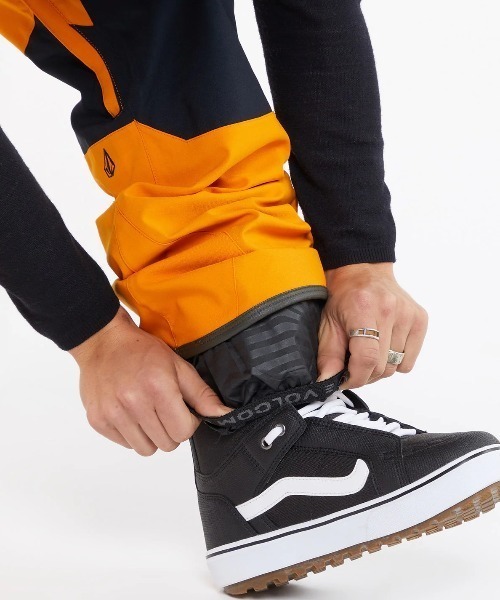 VOLCOM（ボルコム）の「【VOLCOM/ボルコム】 Mens Roan Bib Overalls /スキースノーボードビブパンツ（その他パンツ・メンズ・ゴールド/ブラック・MEDIUM/LARGE/X-LARGE）」の7枚目の写真