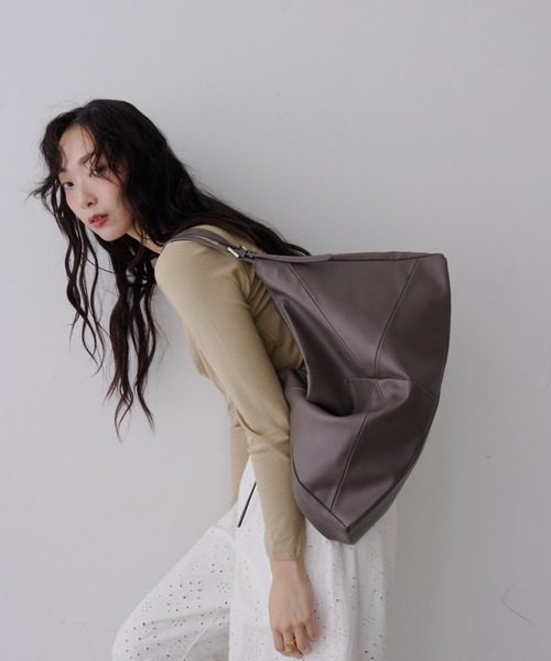 NUJOH(ヌゾ)の「Medium Slouch Tote Bag / ミディアム スラウチ トートバッグ(トートバッグ・レディース・ブラック/アイボリー/チャコールグレー・FREE)」の1枚目の写真