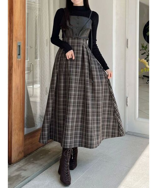 MERCURYDUO(マーキュリーデュオ)の「フェイクレザービスチェドッキングキャミワンピース(ワンピース・レディース・ブラック/ブラウン/グリーン/チャコールグレー/アイボリー・SMALL/MEDIUM)」の17枚目の写真