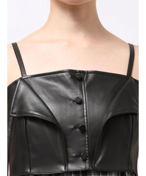 MERCURYDUO(マーキュリーデュオ)の「フェイクレザービスチェドッキングキャミワンピース(ワンピース・レディース・ブラック/ブラウン/グリーン/チャコールグレー/アイボリー・SMALL/MEDIUM)」の7枚目の写真