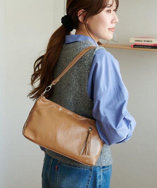 DISCOAT(ディスコート)の「ジップ使いショルダーバッグ(ショルダーバッグ・レディース・ボルドー/ブラック/キャメル・FREE)」の1枚目の写真