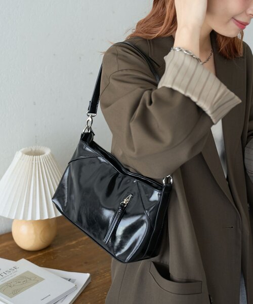 DISCOAT(ディスコート)の「ジップ使いショルダーバッグ(ショルダーバッグ・レディース・ボルドー/ブラック/キャメル・FREE)」の4枚目の写真