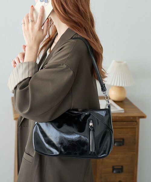 DISCOAT(ディスコート)の「ジップ使いショルダーバッグ(ショルダーバッグ・レディース・ボルドー/ブラック/キャメル・FREE)」の5枚目の写真