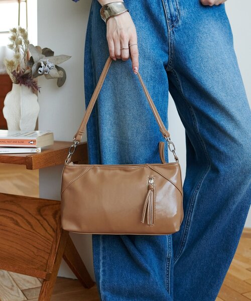 DISCOAT(ディスコート)の「ジップ使いショルダーバッグ(ショルダーバッグ・レディース・ボルドー/ブラック/キャメル・FREE)」の19枚目の写真