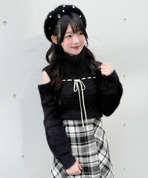 NOMAE(ノーマエ)の「ベロアリボンオフタートルニット(ニット/セーター・レディース・ホワイト/ピンク/ブラック/グレー・FREE)」の1枚目の写真